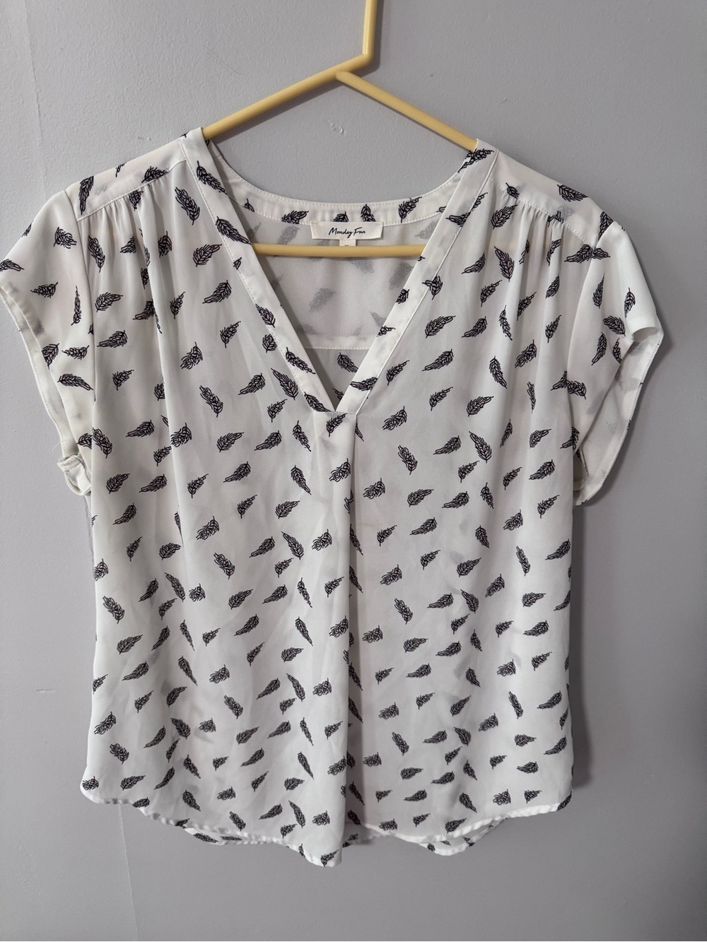 V-Neck Feather Print Blouse - White/Black